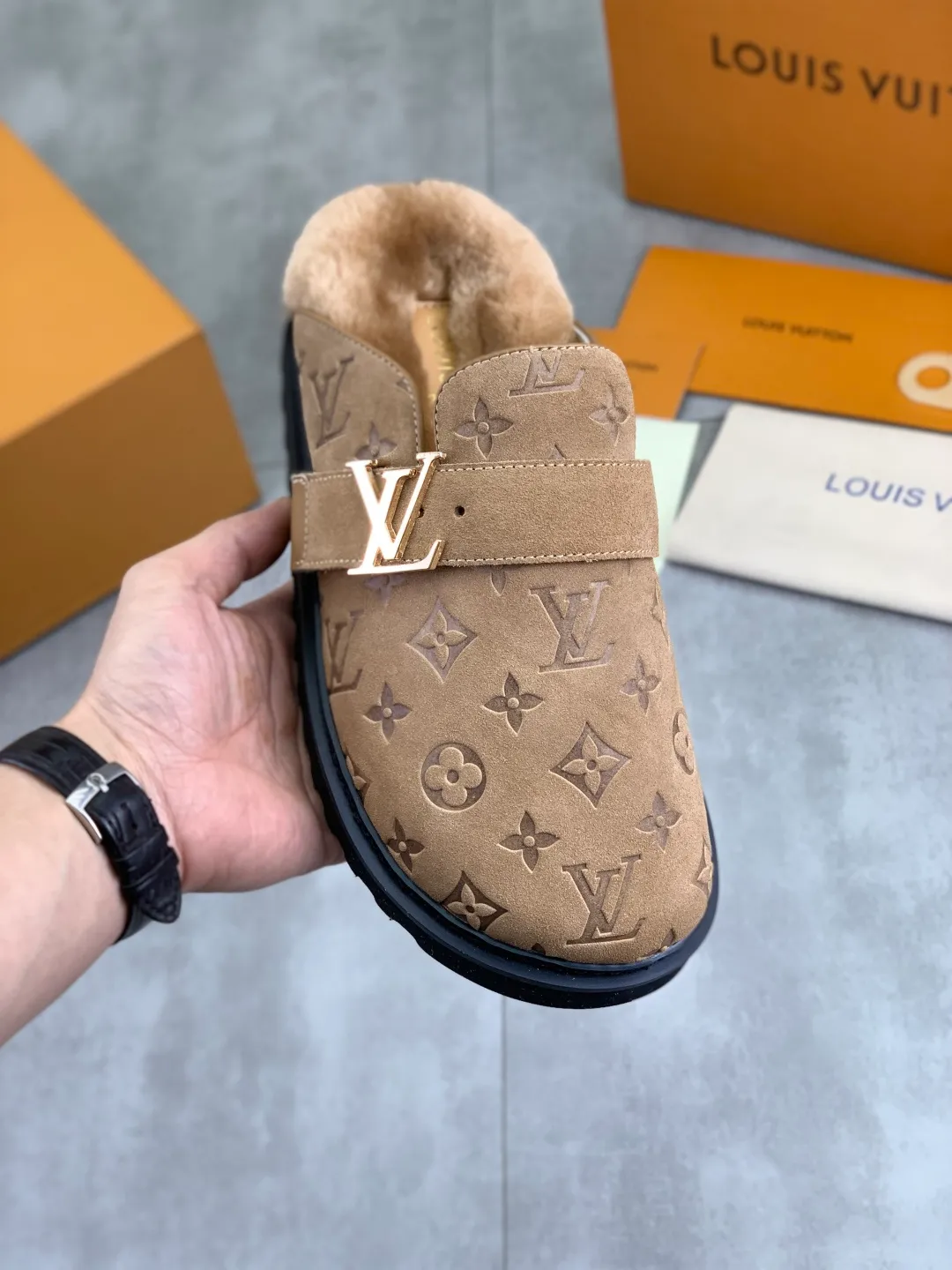 Men's Men's Shoes P480 New Couple Style LV Louis Vuitton L Family Donkey Brand Latest Easy Series Birkenstock Baotou Thick Sole Wool Slippers Sandals Original purchase, development and production This LV Easy sandal is made of suede cow leather, with Monogram pattern to highlight the trendy style. Adjustable straps with illuminated LV letters, flexible insoles and micro outsoles provide a light and comfortable experience. Exquisite packaging at the delivery counter 🛍📦 ▪️Fabric: Original custom imported first-layer cowhide ▪️Inner lining: Original customized warm wool lining ▪️Outsole: Original open-molded rubber foam material ▪️Sole thickness: 4CM ▪️Size: Men and women 35-45